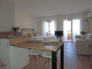 een keuken en een woonkamer met een tafel en een bank bij ALBATROS 202 vistas al mar in Salou