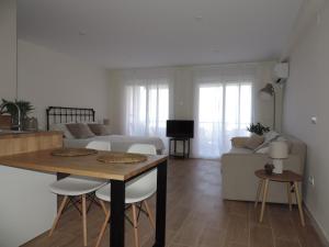 een woonkamer met een tafel en een bank bij ALBATROS 202 vistas al mar in Salou