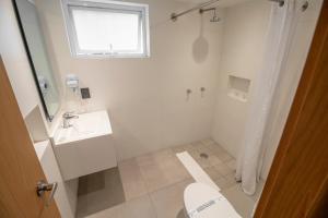 a bathroom with a sink and a toilet and a window at Hotel Emperador centro Guadalajara y Remodelado in Guadalajara +58 photos