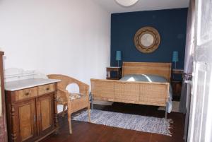 Schlafzimmer mit einem Bett, einem Schreibtisch und einem Spiegel in der Unterkunft Dom z widokiem - Wilkanów 184 in Wilkanów
