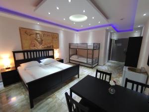 ein Schlafzimmer mit Bett und ein Esszimmer in der Unterkunft Hotel Babylon am Europa-Park in Ringsheim