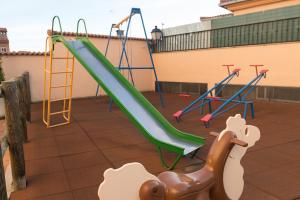 un parque infantil con un tobogán en el techo en Panorama Ático, en Ávila