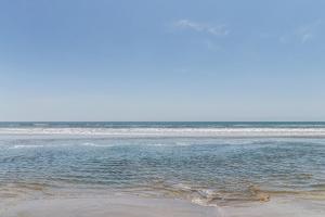 una playa vacía con el océano en el fondo en Courtside 1412, en Kiawah Island