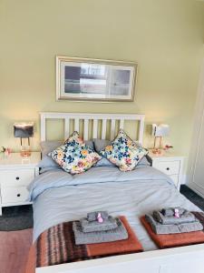 Un pat sau paturi într-o cameră la Beautiful Victorian Terraced House