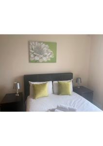 A bed or beds in a room at City Apartments Milton Keynes 