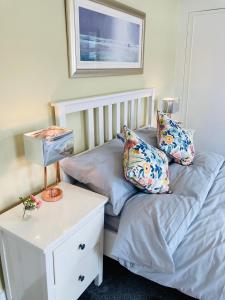 En eller flere senge i et værelse på Beautiful Victorian Terraced House