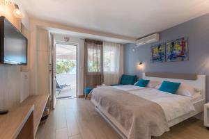 Posteľ alebo postele v izbe v ubytovaní Beachfront Apartments Zanic