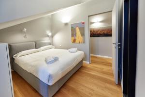 1 dormitorio con 1 cama grande con sábanas blancas en Ad un passo da tutto en Milán