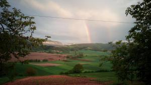 un arco iris en el cielo sobre un campo de golf en Agriturismo l'Oasi, en Foligno