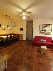 ガリポリにあるCasa Vacanze Relaxのリビングルーム(赤いソファ、テーブル付)