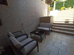 ガリポリにあるCasa Vacanze Relaxのパティオ(椅子、テーブル、階段付)