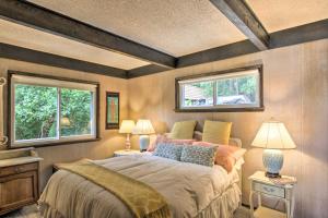 ein Schlafzimmer mit einem großen Bett und zwei Fenstern in der Unterkunft Waterfront Gig Harbor Property on the Puget Sound! in Gig Harbor