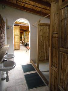 an empty room with two sinks and an archway at Chalet Casa de Teja in Tinjacá