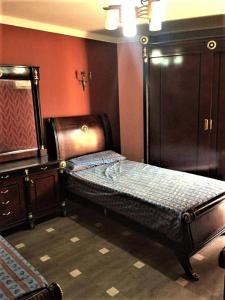 Lazorde bay duplex chalet, North coast في العلمين: غرفة نوم مع سرير وخزانة في غرفة