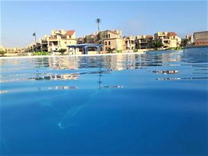 Lazorde bay duplex chalet, North coast في العلمين: a body of water with houses in the background