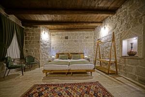 Postel nebo postele na pokoji v ubytování Vigneron Cave Hotel
