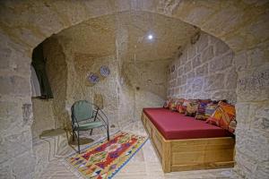 Postel nebo postele na pokoji v ubytování Vigneron Cave Hotel