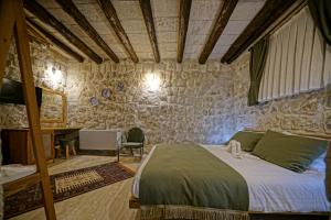 Postel nebo postele na pokoji v ubytování Vigneron Cave Hotel