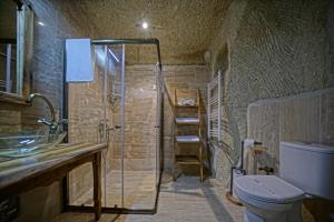 Koupelna v ubytování Vigneron Cave Hotel + 37 fotografií