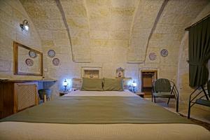 Postel nebo postele na pokoji v ubytování Vigneron Cave Hotel