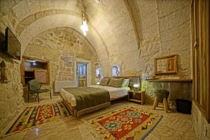 Postel nebo postele na pokoji v ubytování Vigneron Cave Hotel
