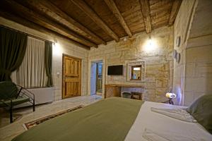 Postel nebo postele na pokoji v ubytování Vigneron Cave Hotel