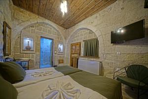 TV a/nebo společenská místnost v ubytování Vigneron Cave Hotel