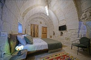 Postel nebo postele na pokoji v ubytování Vigneron Cave Hotel