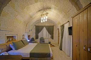 Postel nebo postele na pokoji v ubytování Vigneron Cave Hotel