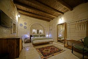 Postel nebo postele na pokoji v ubytování Vigneron Cave Hotel