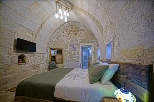 Postel nebo postele na pokoji v ubytování Vigneron Cave Hotel