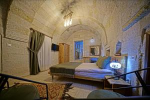 Postel nebo postele na pokoji v ubytování Vigneron Cave Hotel