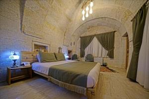 Postel nebo postele na pokoji v ubytování Vigneron Cave Hotel