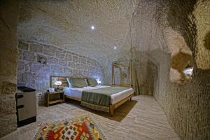Postel nebo postele na pokoji v ubytování Vigneron Cave Hotel
