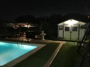 Bazén v ubytování Holiday Home Cardona nebo v jeho okolí