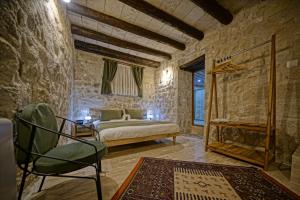 Postel nebo postele na pokoji v ubytování Vigneron Cave Hotel