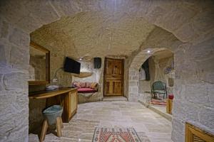 TV a/nebo společenská místnost v ubytování Vigneron Cave Hotel