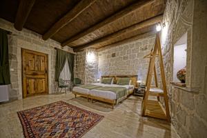 Postel nebo postele na pokoji v ubytování Vigneron Cave Hotel
