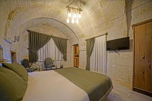 TV a/nebo společenská místnost v ubytování Vigneron Cave Hotel