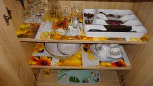 uma prateleira de madeira com copos e pratos em Radler-Oase em Gadebusch