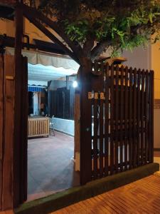 une porte en bois avec un arbre en face d'un bâtiment dans l'établissement MAEVA PLAYA BUNGALOW, à El Campello