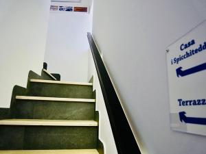 uma escada num edifício com um sinal na parede em "Sweet Life" Casa Vacanze em Lipari