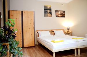 Macharce的住宿－Macharcowy Dom - Zielony Zakątek，一间带两张床的卧室和植物