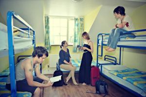 
two boys and a girl in a bunk bed with bunk beds at Neptune's Hostel in Killarney
