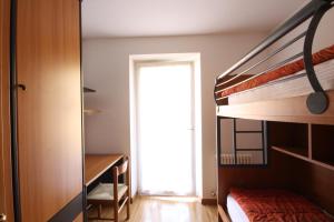 Monrōc Apartmentsにある二段ベッド