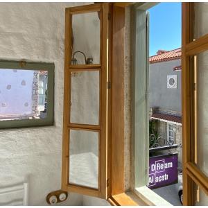ein offenes Fenster mit Blick auf einen Balkon in der Unterkunft My Dream Alaçatı in Alacati