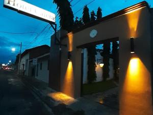 een gebouw met lichten aan de straatkant bij Hotel Caleta in San Miguel