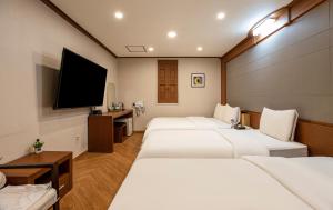 Habitación de hotel con 2 camas y TV de pantalla plana. en Incheon Airtel en Incheon
