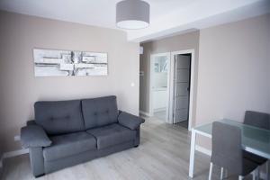 sala de estar con sofá y mesa en Apartamento Jardines de Cuenca, en Ronda