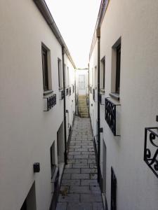 wąska uliczka pomiędzy dwoma budynkami w obiekcie Bombarda Cinema Apartments w Porto